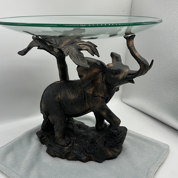 Table-Top Resin Elephant Replica with Palm Tree Holding up Clear Glass Disc Bowl - Picture 6 of 12